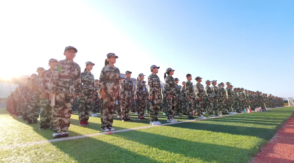 中学部2020级“博雅阳光·成就伟大”军训开营仪式隆重举行